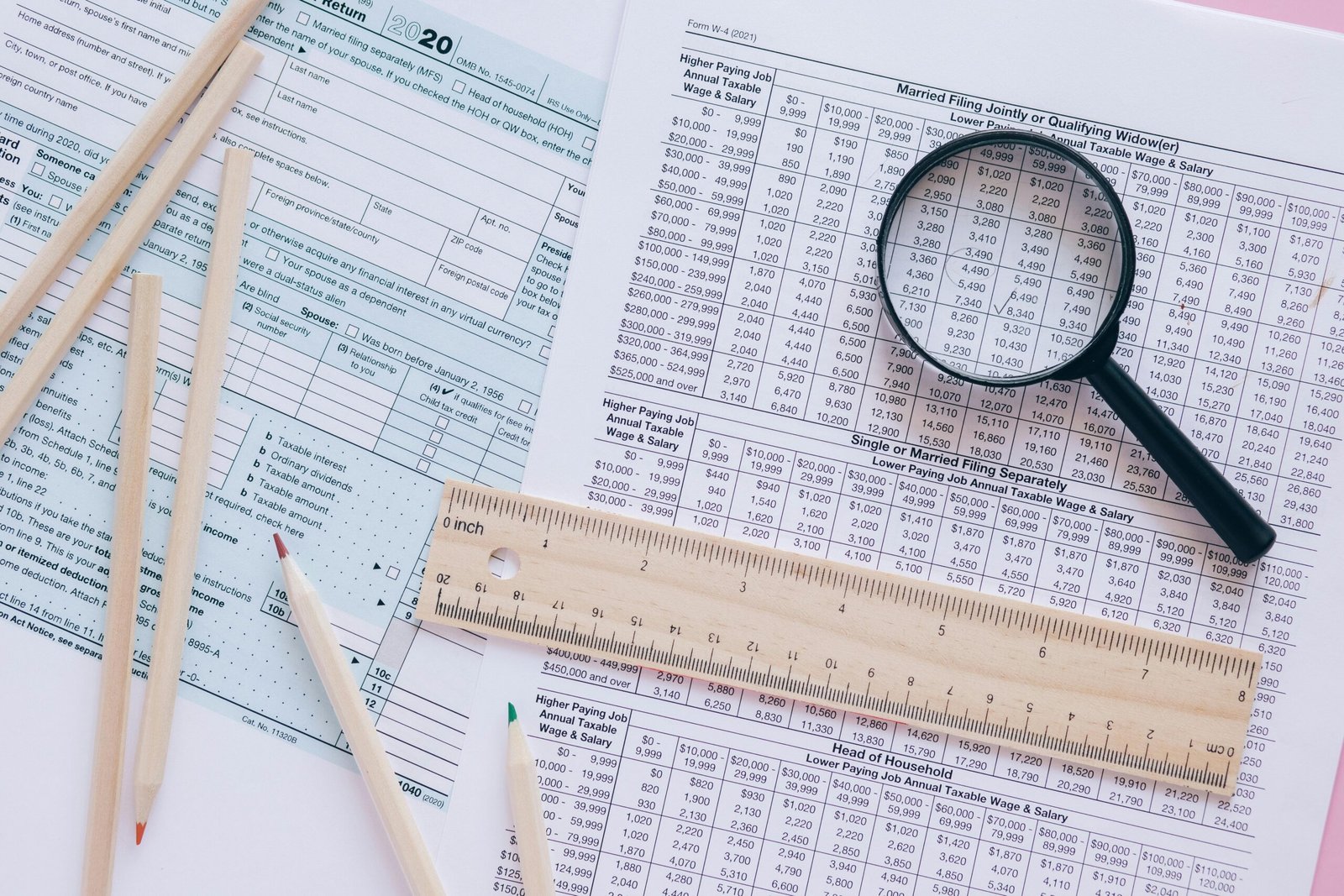 documentos financieros impresos.